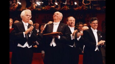 Dario Fo con il premio Nobel