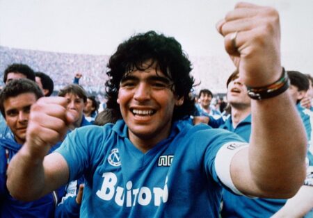 Diego Armando Maradona con la maglia del Napoli