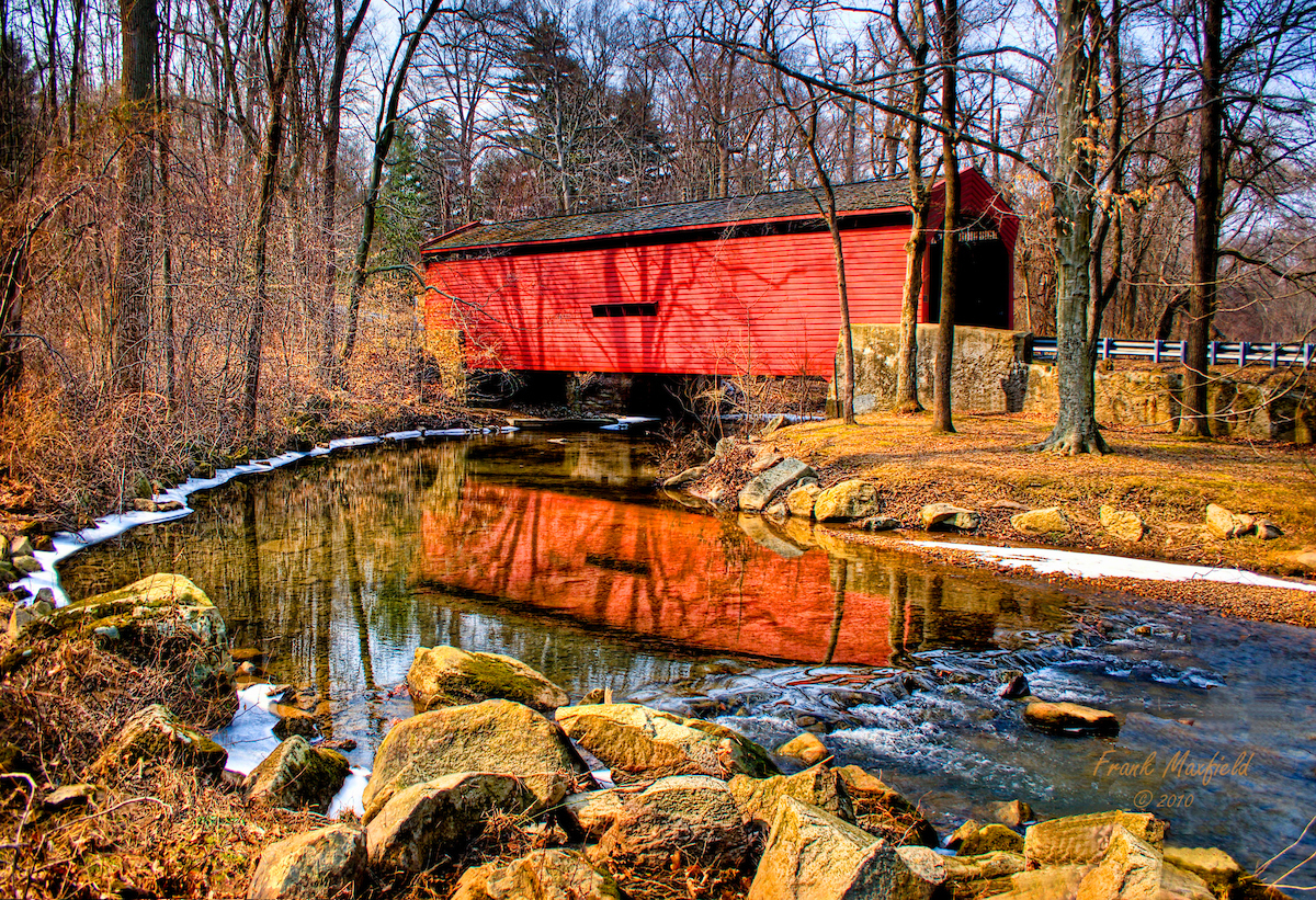 Il Frank Bartrams Covered Bridge caratterizzato dal suo colore rosso