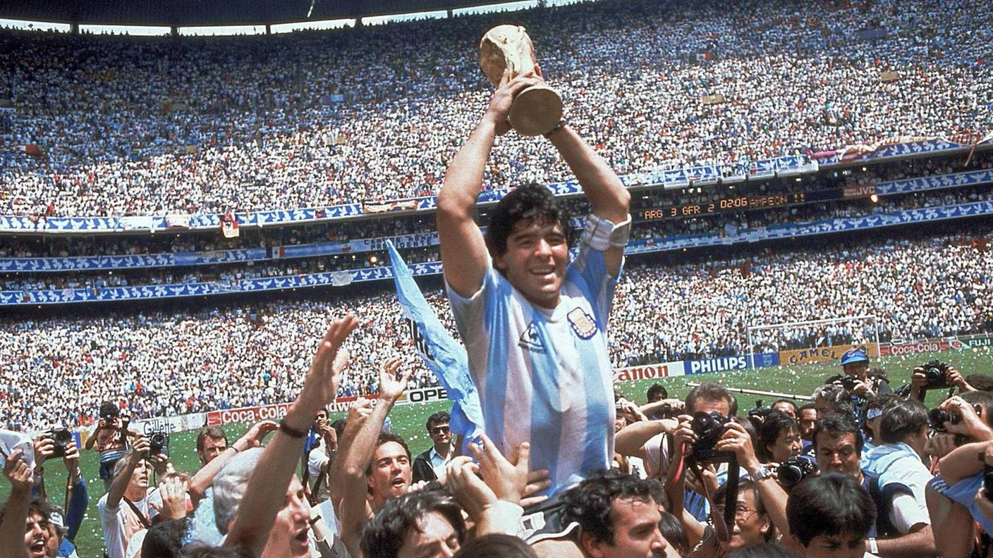 Maradona con la Coppa del Mondo del 1986