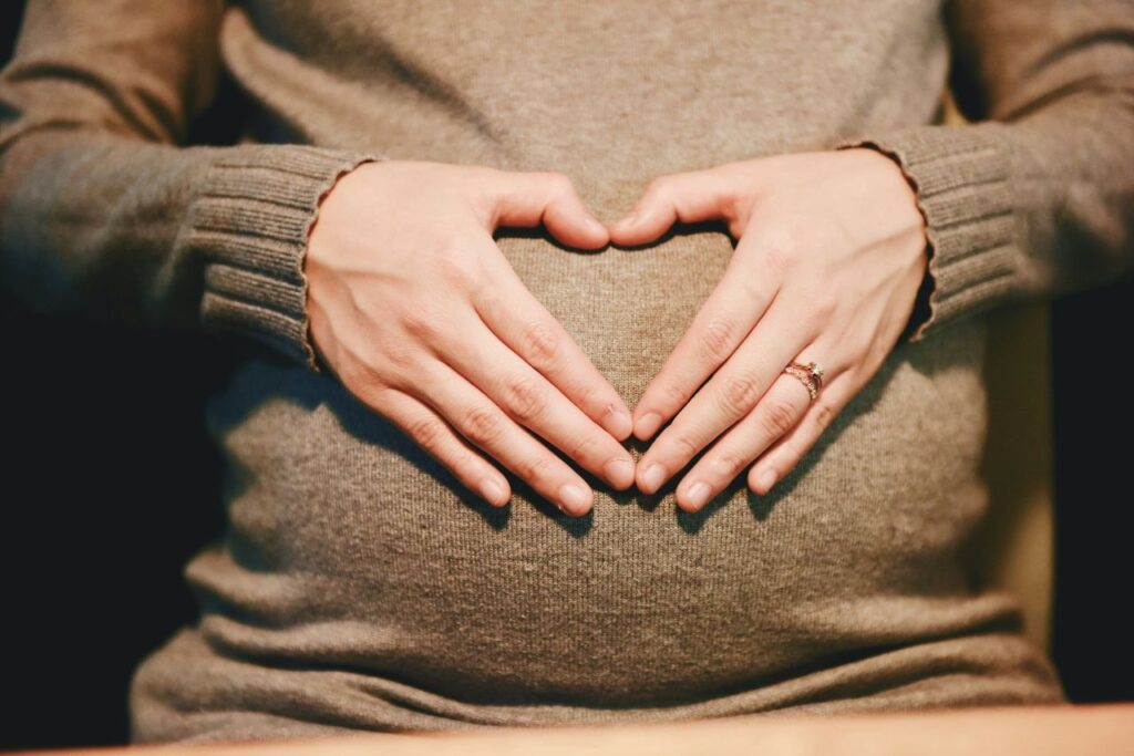 Una donna incinta accarezza la sua pancia