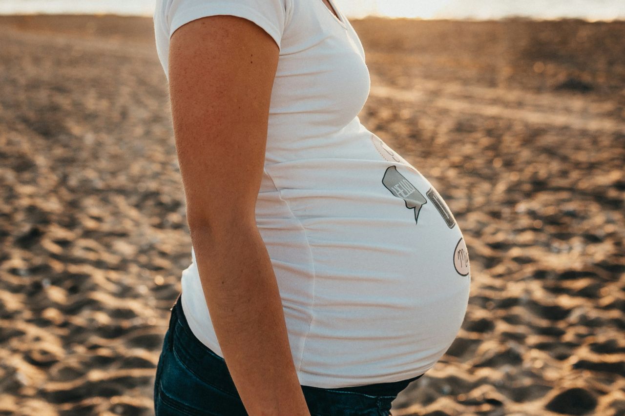 Una donna incinta in spiaggia