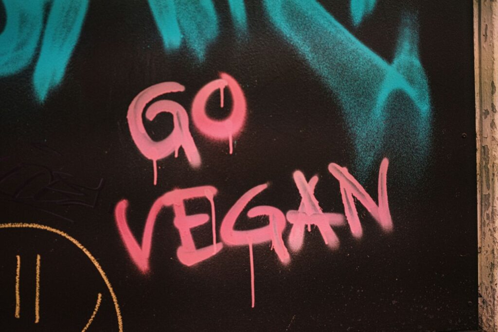 Una scritta che dice Go Vegan