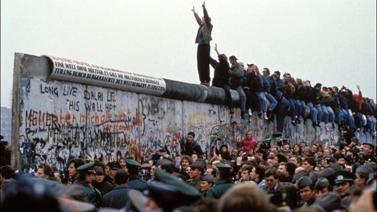 Immagini della caduta del muro di Berlino nel novembre del 1989