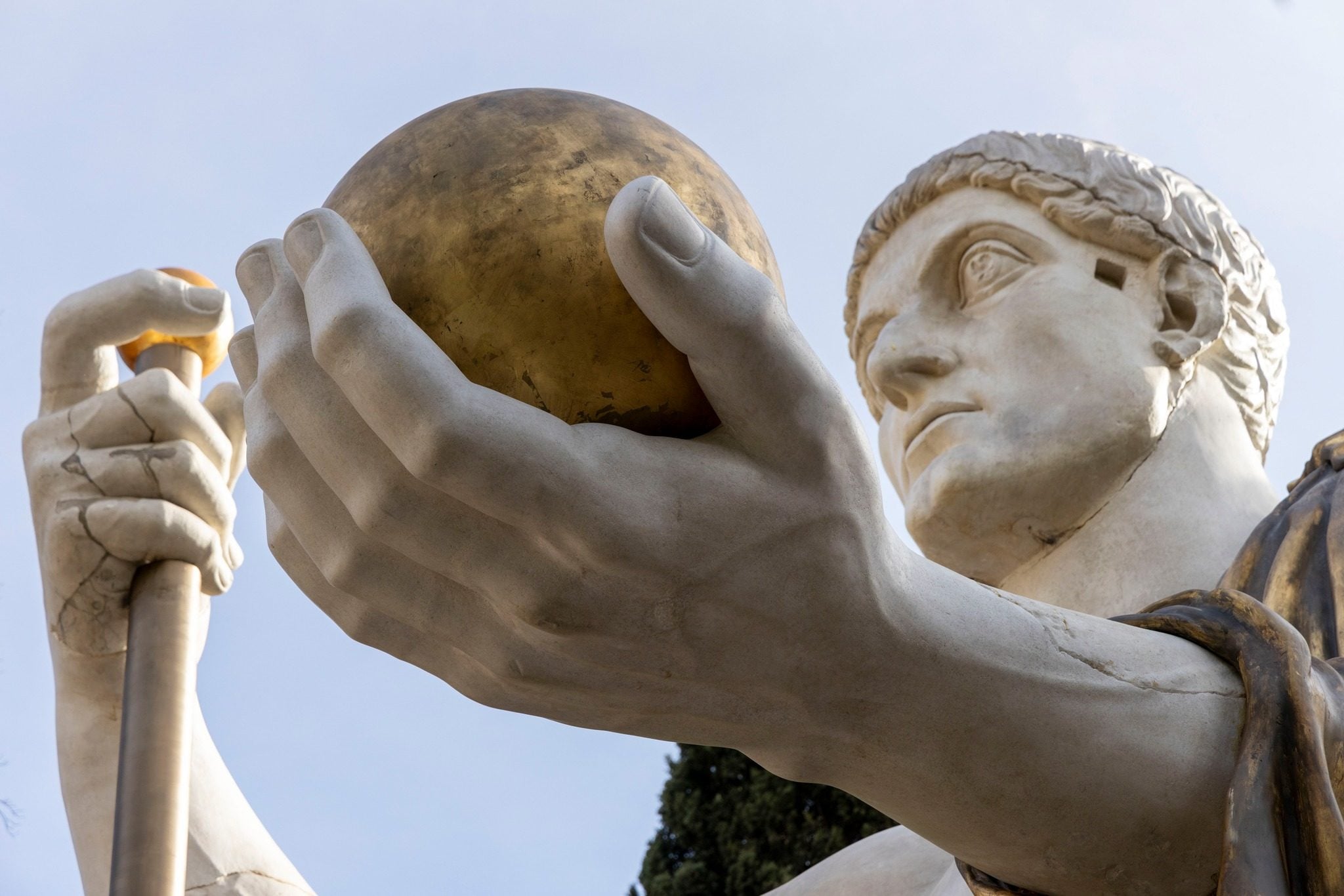 Un particolare del Colosso di Costantino raffigurato con i simboli del potere.