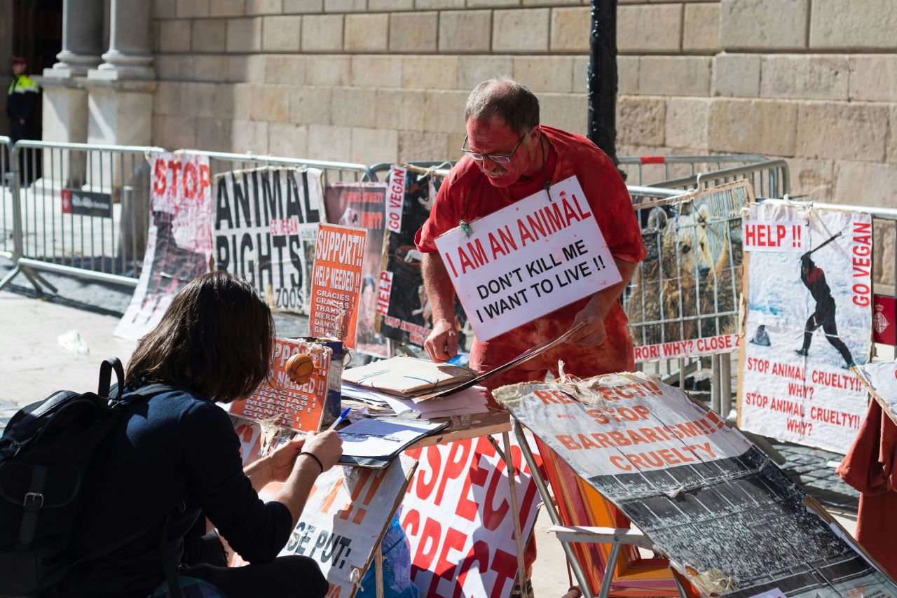 due animalisti che preparano dei cartelli