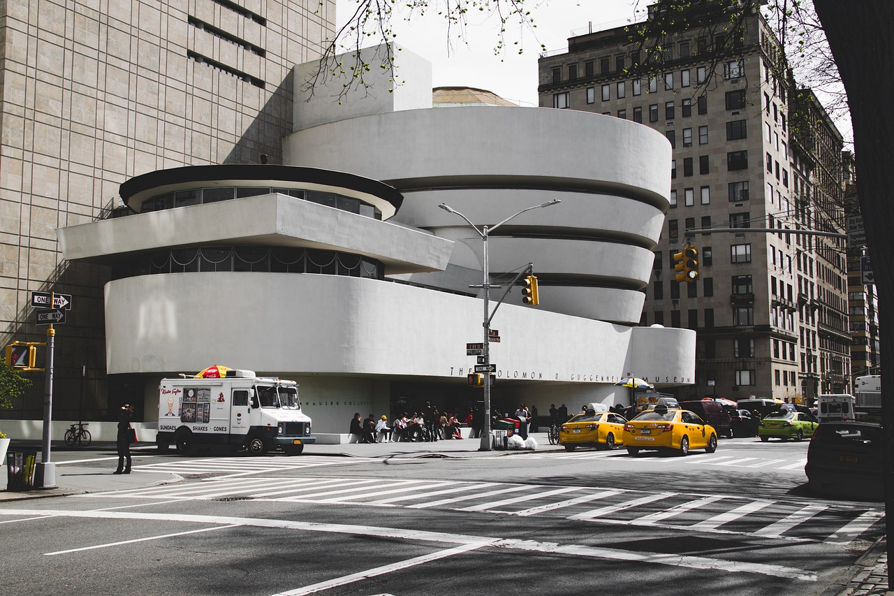 Una visuale esterna dell'inconfondibile forma a spirale del Guggenheim Museum a New York