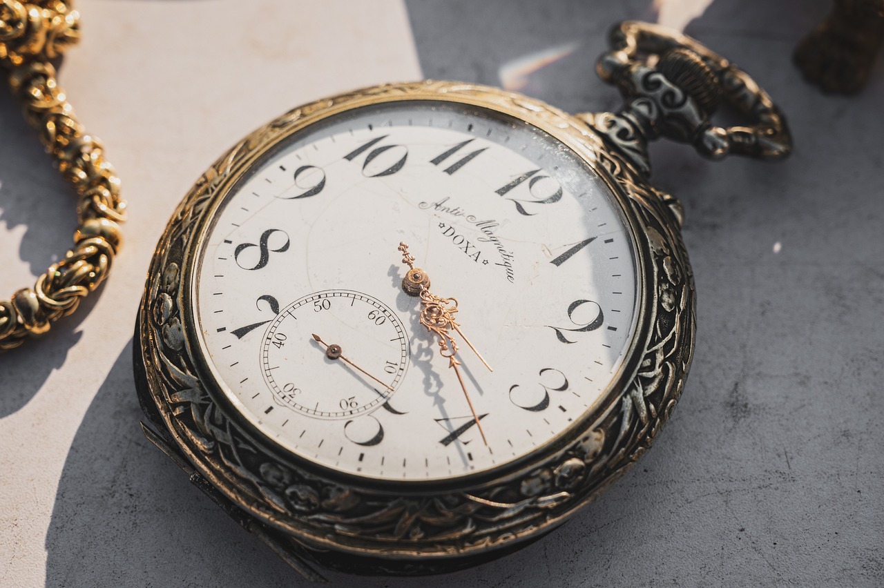 Un'orologio d'epoca d'oro 