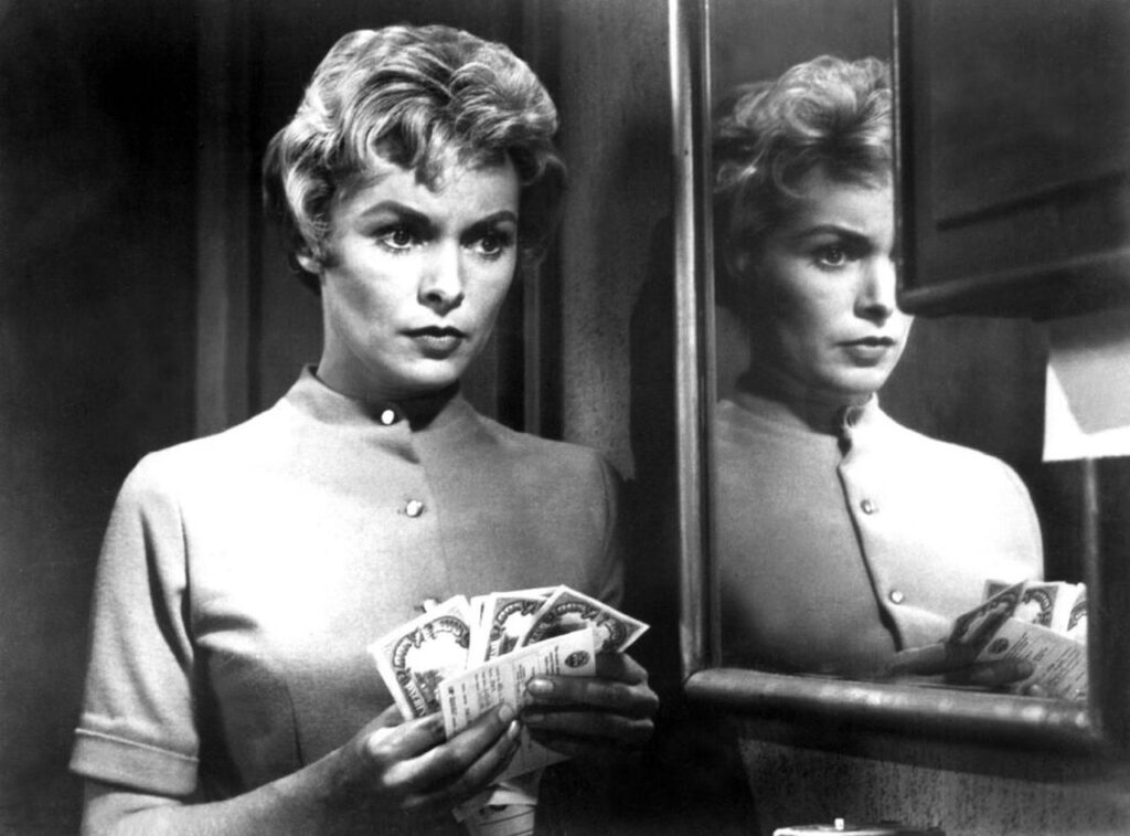 Janet Leigh con i soldi in una scena di Psycho