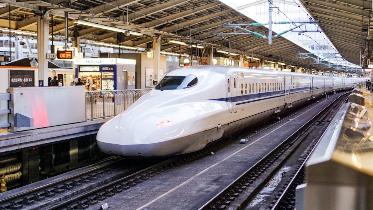 Lo Shinkansen, il treno ad alta velocità giapponese inaugurato nel 1964