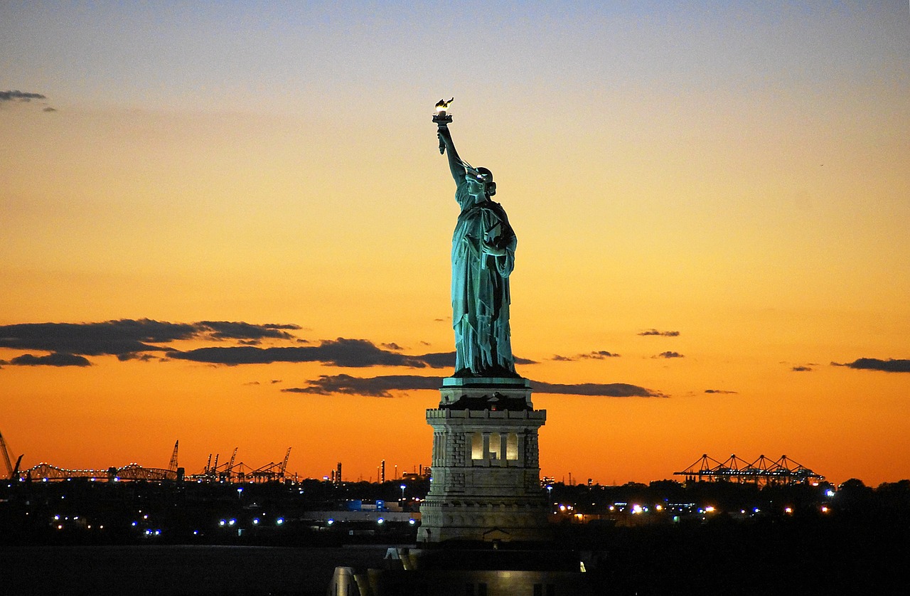 Un'immagine della Statua della Libertà al tramonto sulla baia di New York