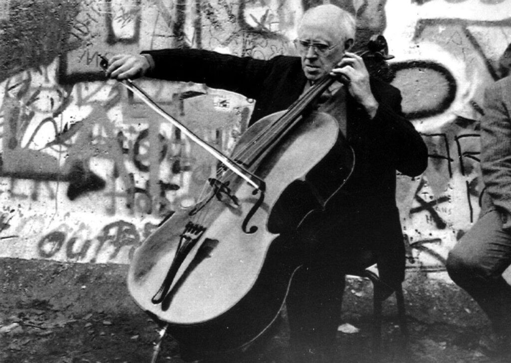 Rostropovich suona il violoncello davanti al Muro di Berlino