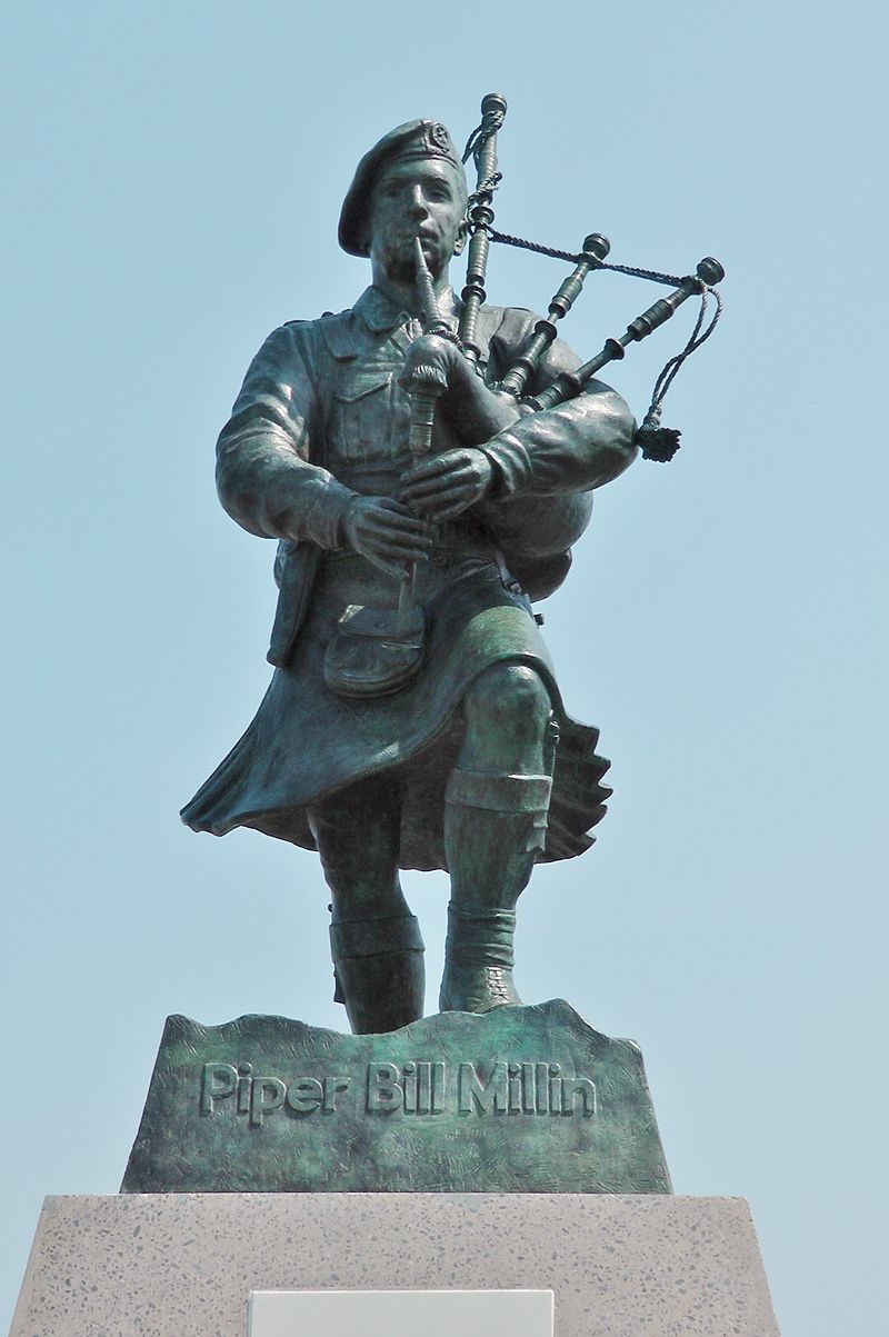 Statua a Bill Millin a Sword beach