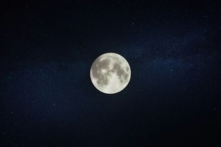 Superluna in un cielo notturno stellato