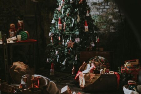 Un albero di Natale decorato