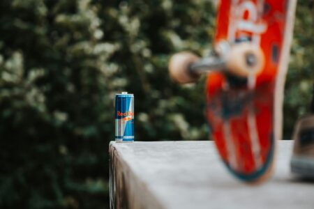 Una red bull con uno skate