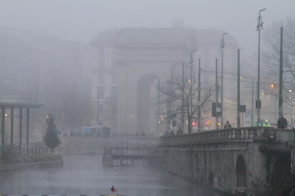 Uno scorcio di Milano con la nebbia