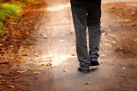 Uomo che passeggia in un parco