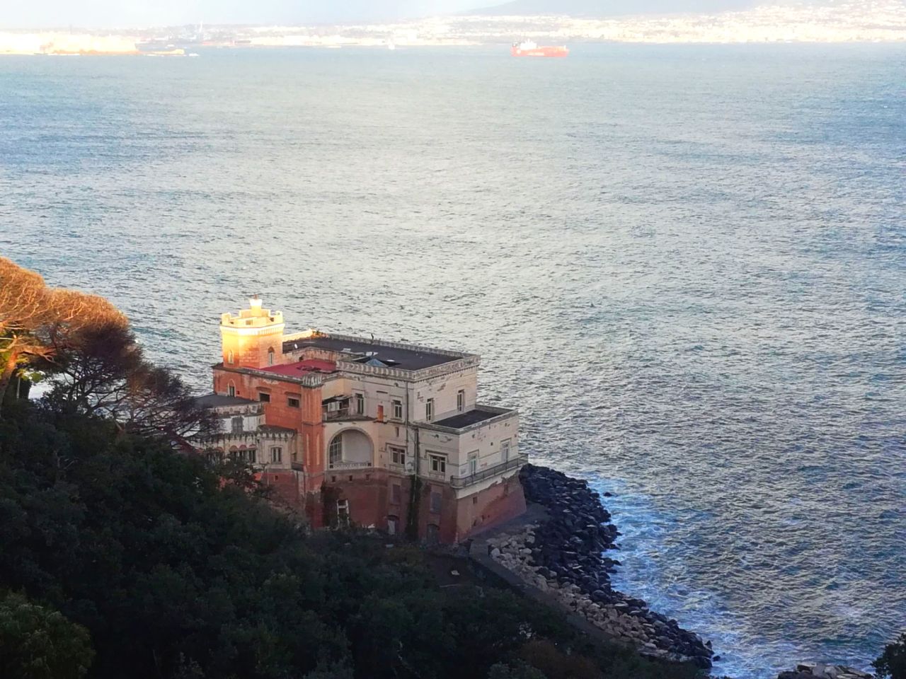 Dove si trova a Napoli la villa in cui è stato girato Parthenope di Paolo Sorrentino?