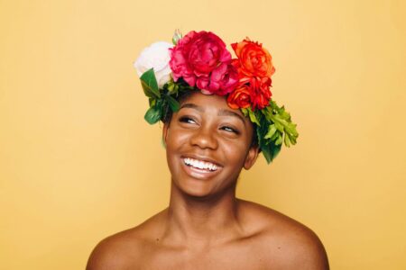 donna sorridente con fiori in testa