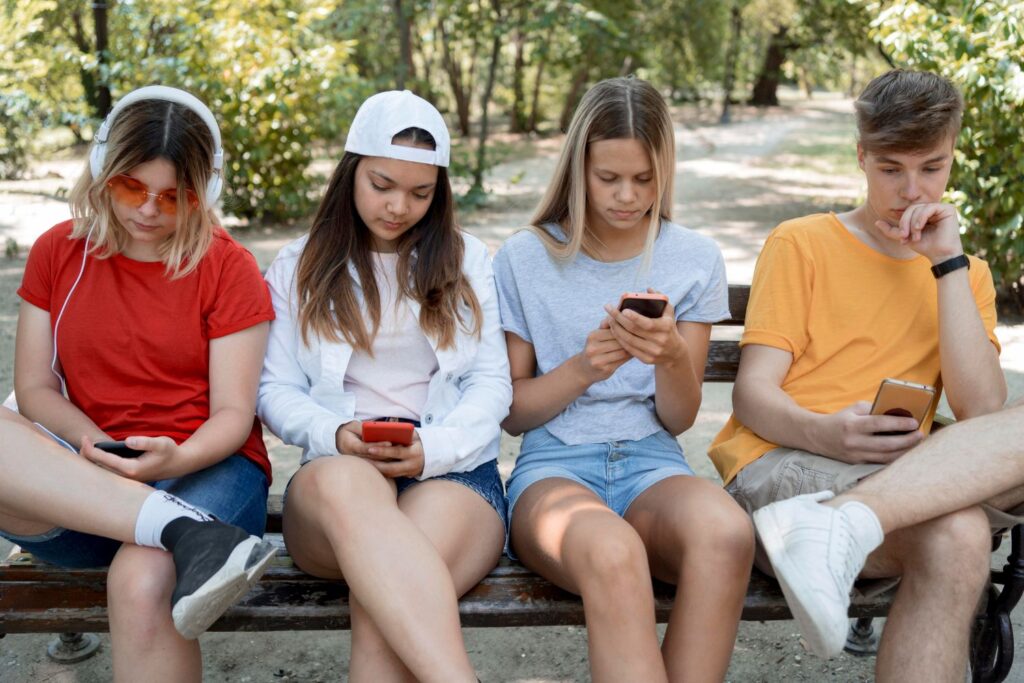 gruppo di adolescenti con il cellulare in mano