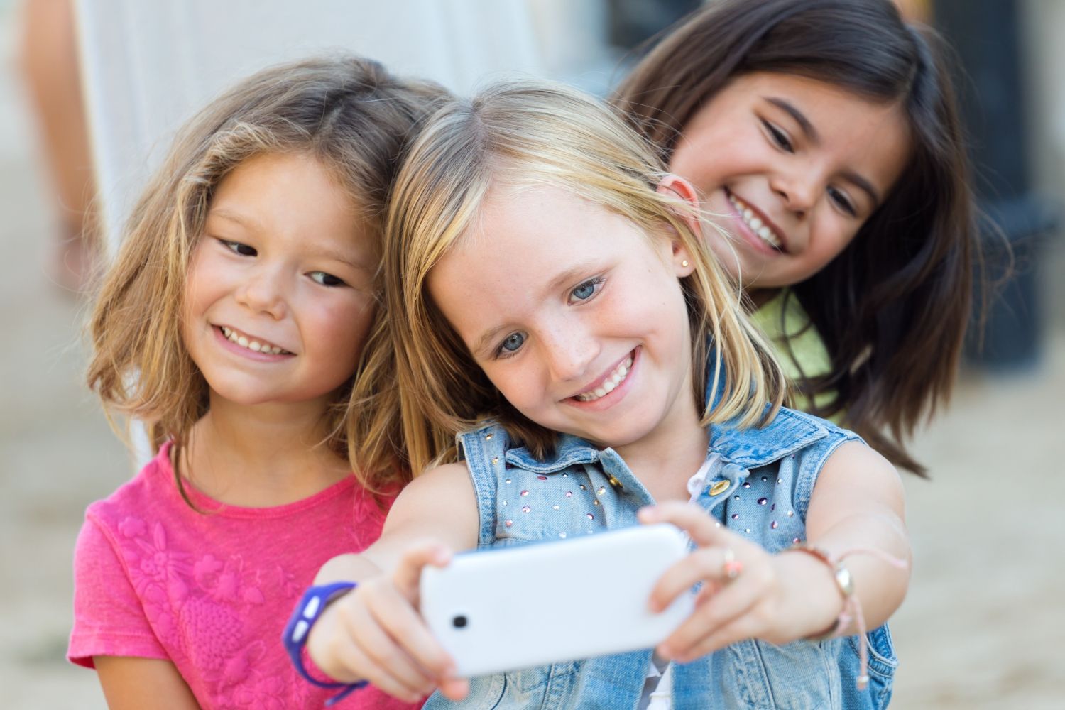 gruppo di bambine fa un selfie con il cellulare