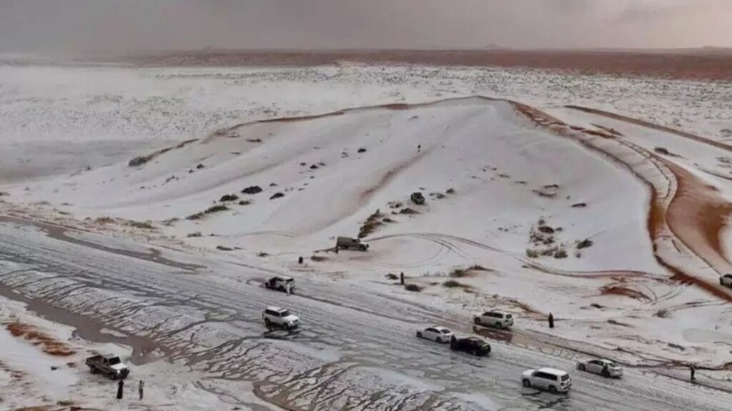 il deserto arabo imbiancato