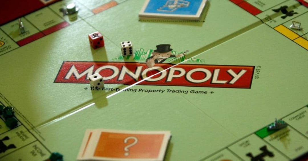 Il tabellone del Monopoly contraddistinto dal colore verde e dalle pedine