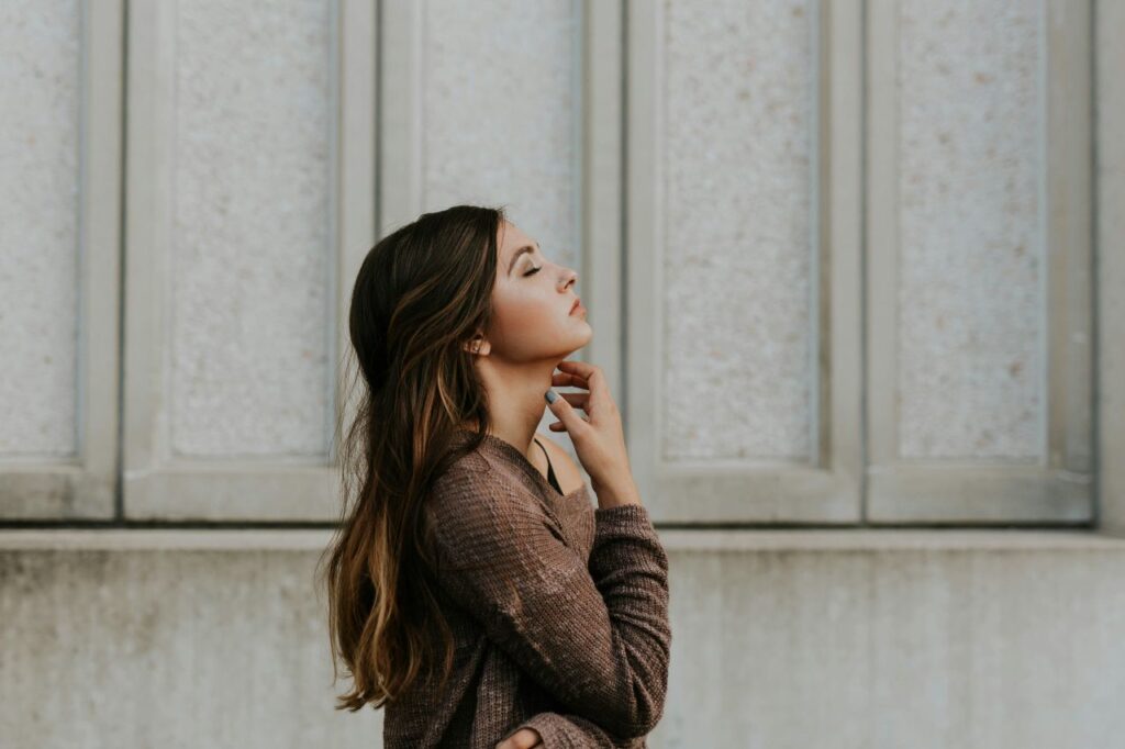 ragazza che medita a occhi chiusi