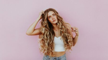 ragazza con capelli lunghi e biondi