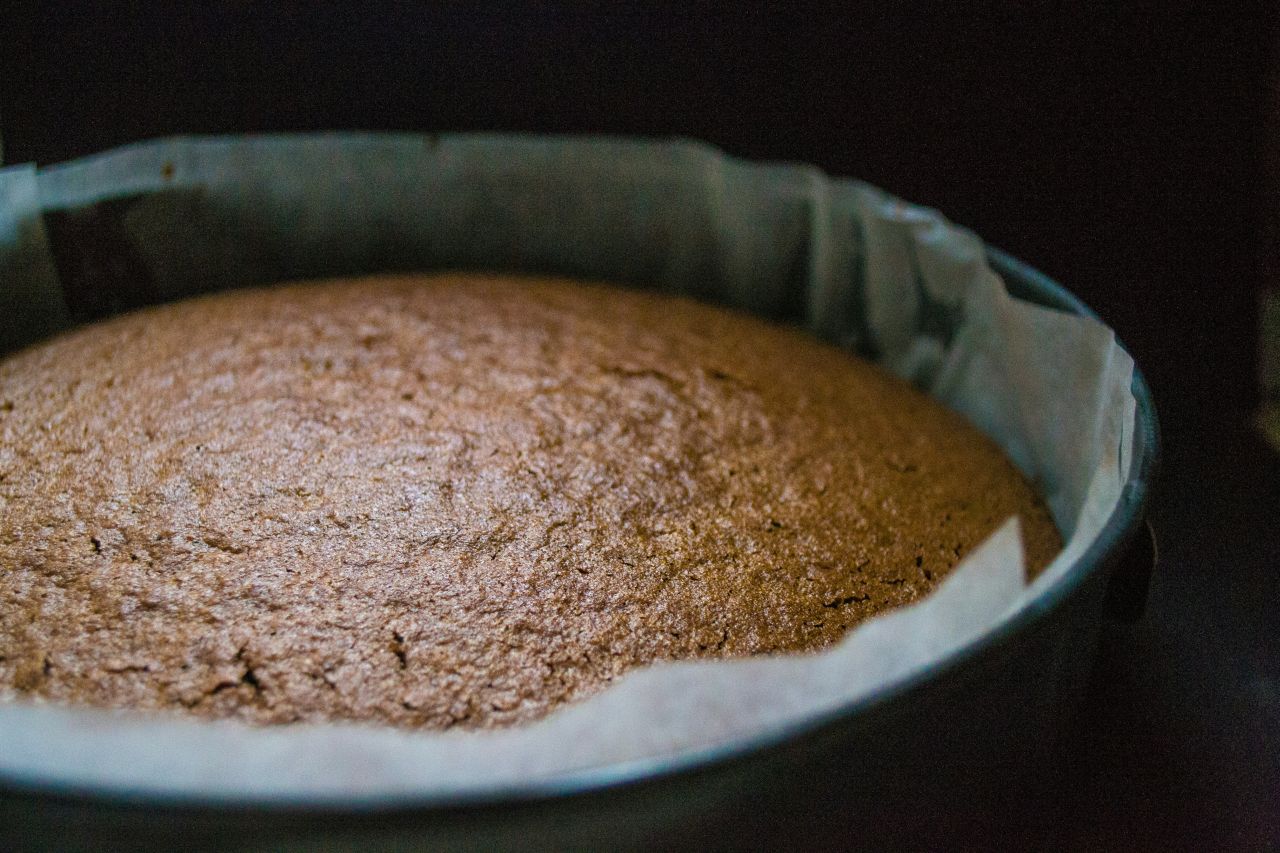 torta cotta in teglia ricoperta da carta da forno