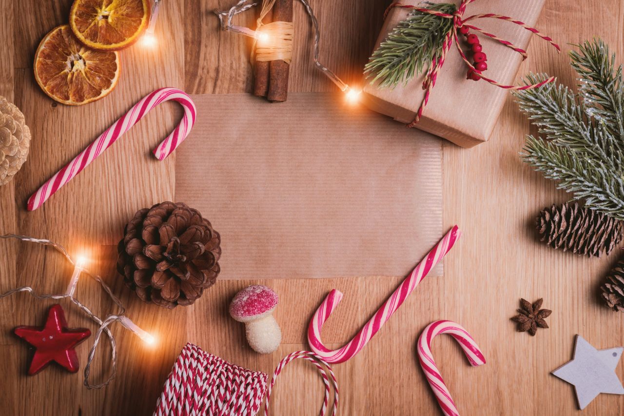 Carta regalo di Natale con bastoncini di zucchero