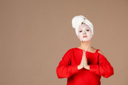 Donna con maschera di bellezza al viso