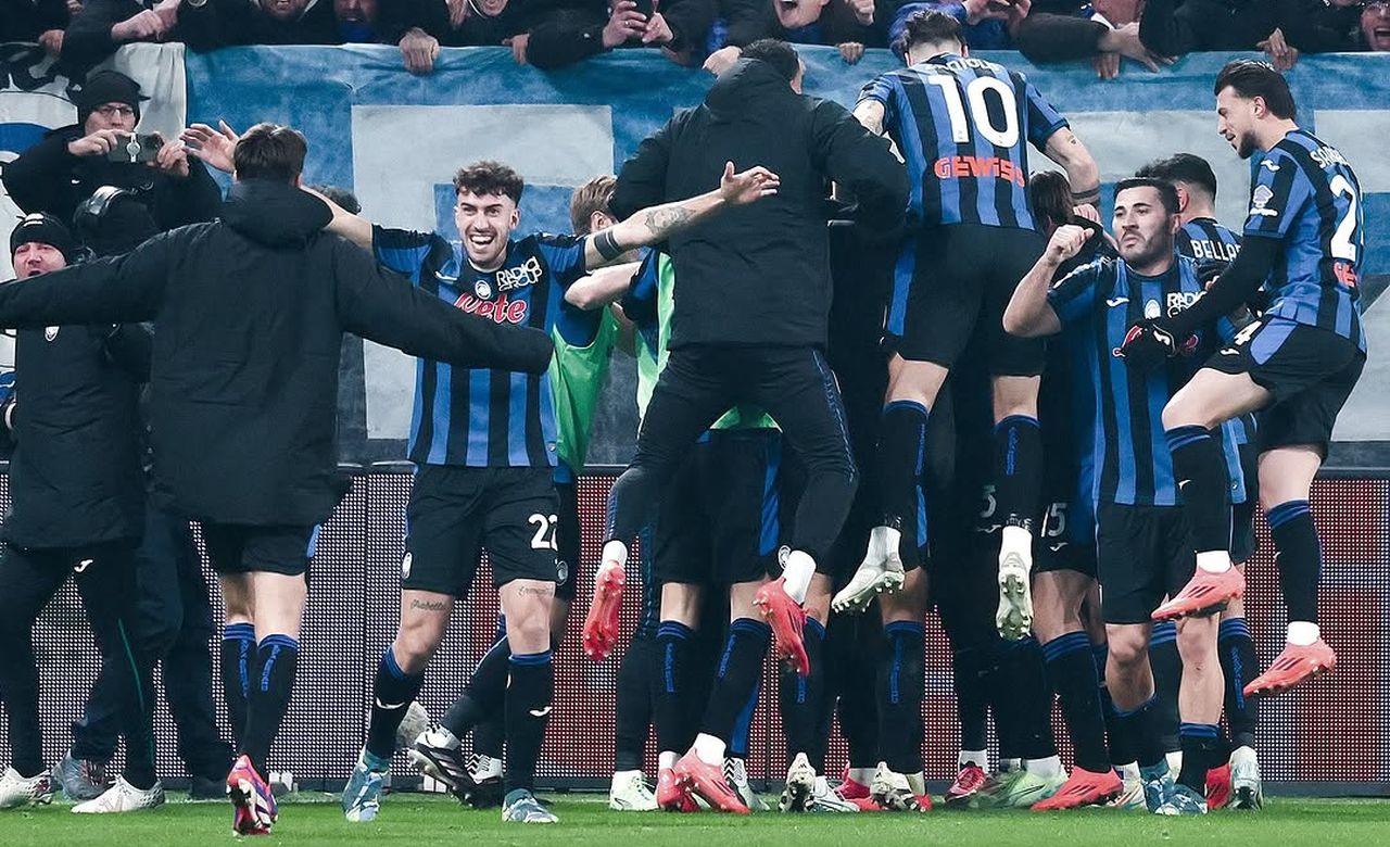 Giocatori dell'Atalanta in festa