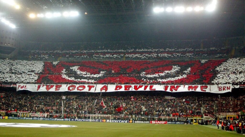 La curva milanista con il diavolo