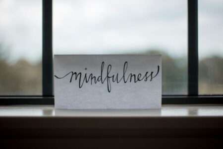 Un cartello con la scritta mindfullness