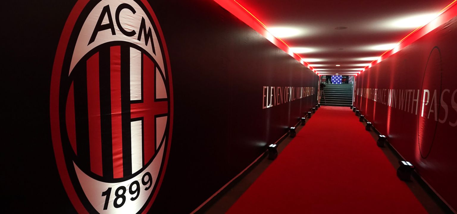 Un corridoio con i colori del Milan