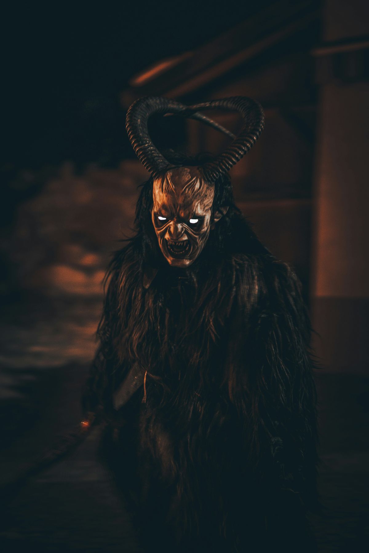 Un uomo travestito da Krampus