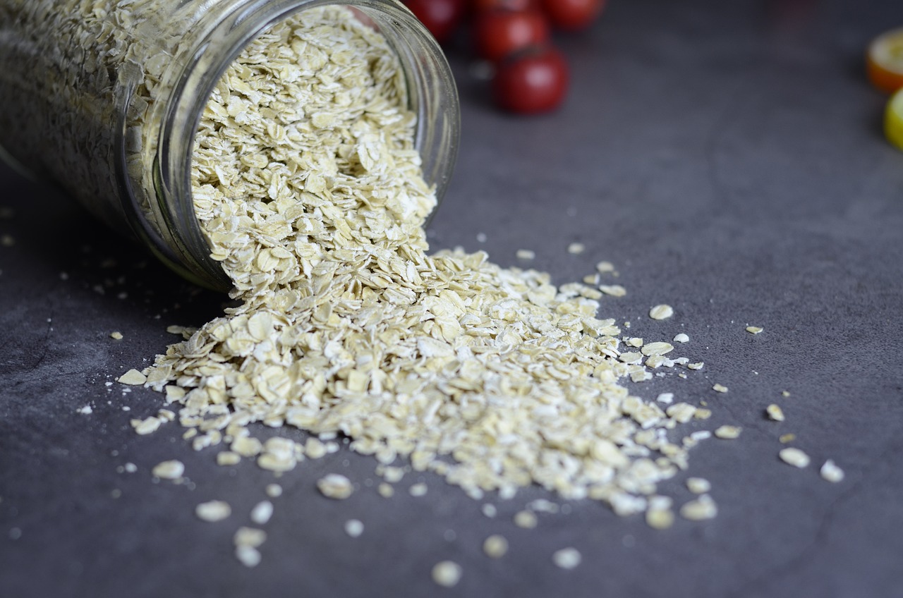 Un barattolo di avena rovesciato su di un piano blu