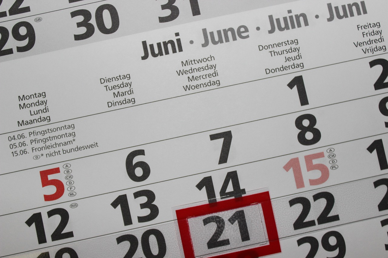 Particolare di un calendario del mese di giugno con il giorno 21 evidenziato in rosso