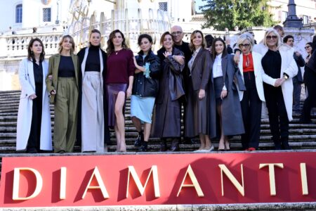 Il cast di Diamanti in una foto sulle scale di Piazza di Spagna a Roma