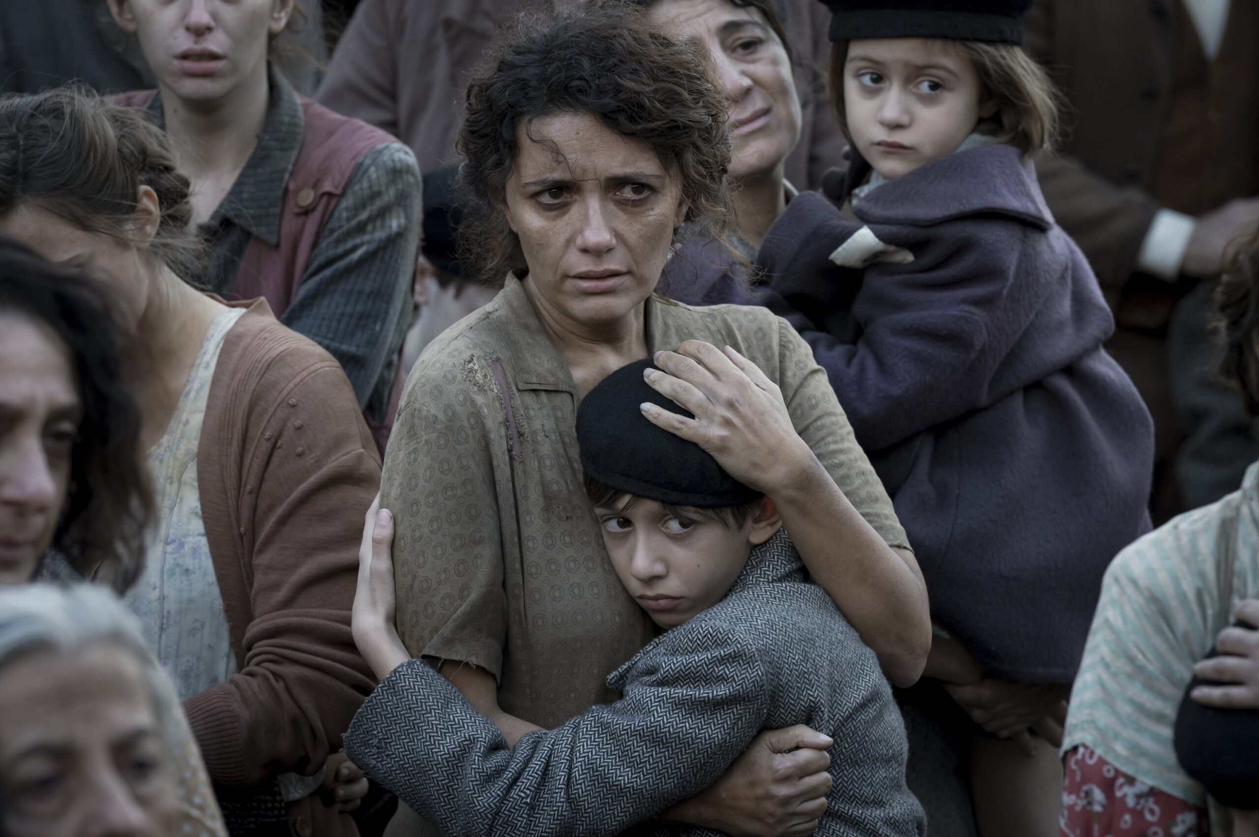 Serena Rossi in una scena del film Il treno dei bambini