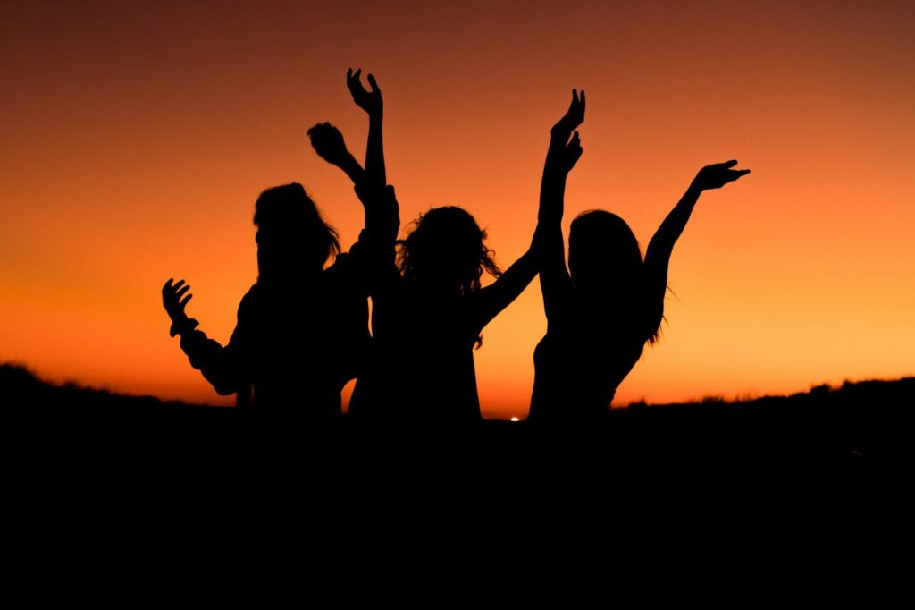 tre ragazze felici al tramonto