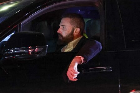 Ben Affleck mentre lascia la sua casa