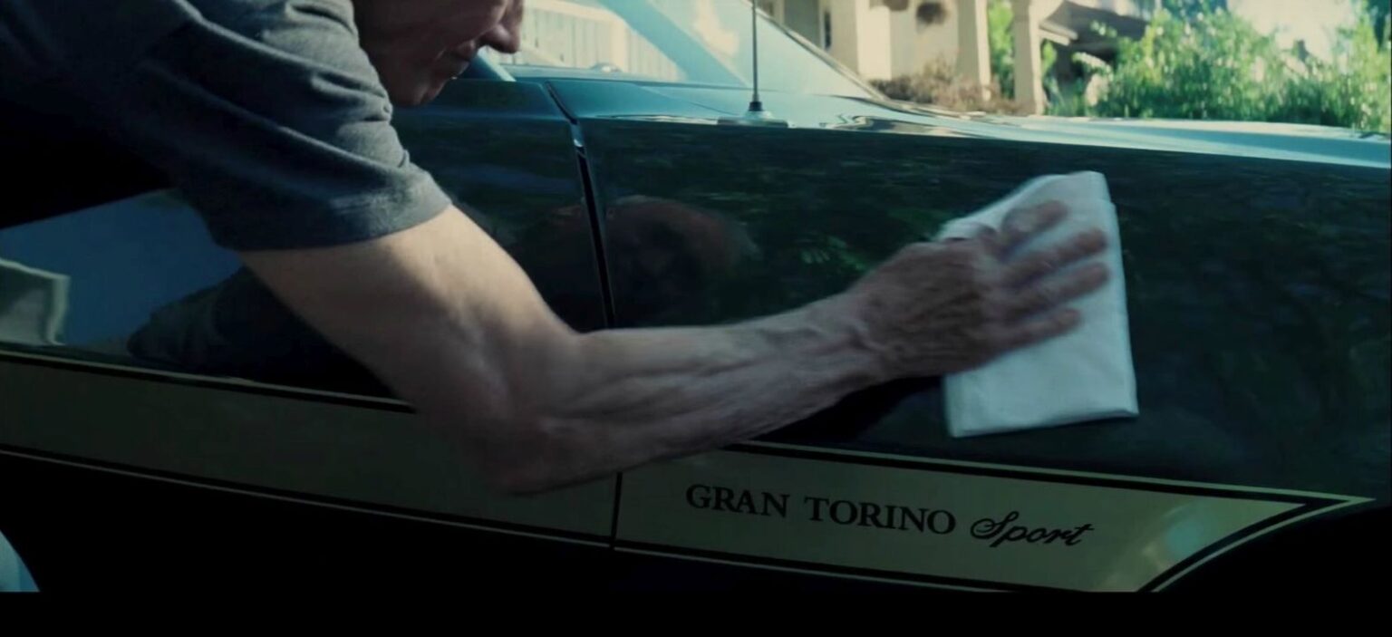 Clint Eastwood pulisce la sua Gran Torino