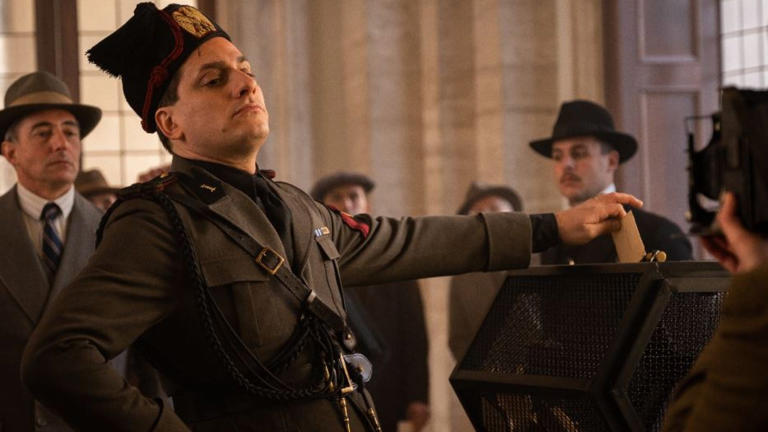 Luca Marinelli è un Benito Mussolini con il fez