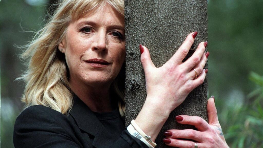 Marianne Faithful che abbraccia un albero