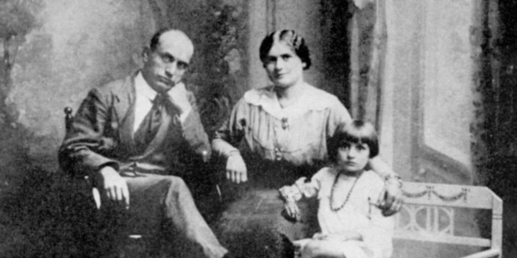 Rachele Guidi con il marito Benito Mussolini e la figlia Edda