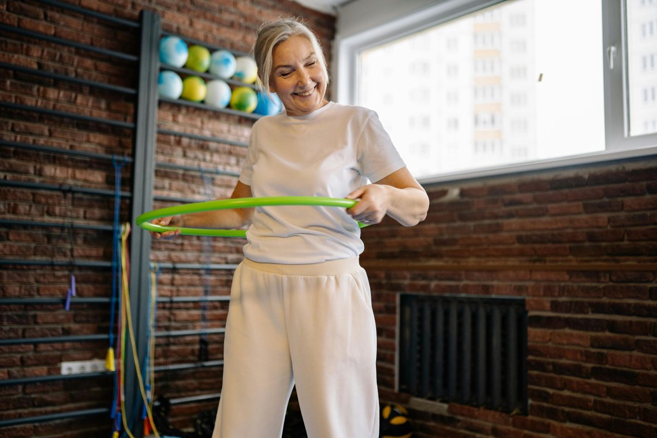 Signora che fa l'hula hoop