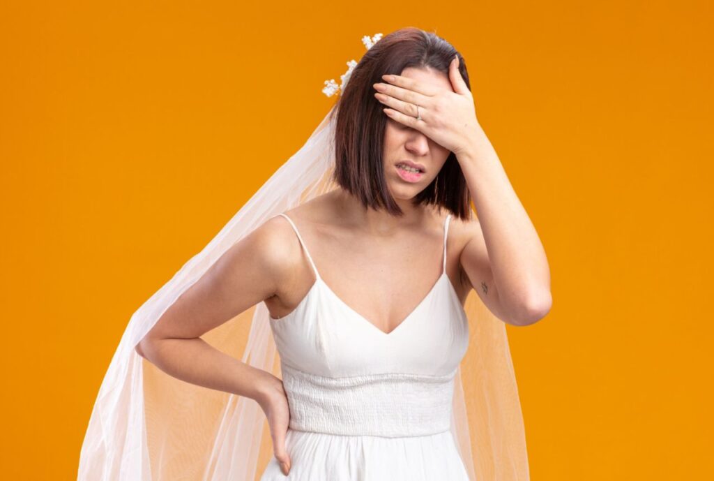 Sposa che si mette le mani in fronte